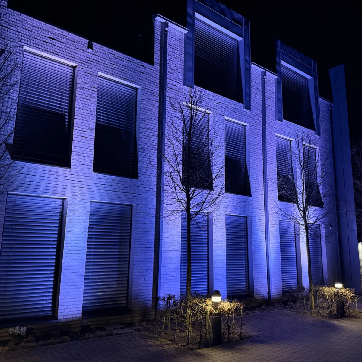 Architekturbeleuchtung an einem Gebäude bei Nacht