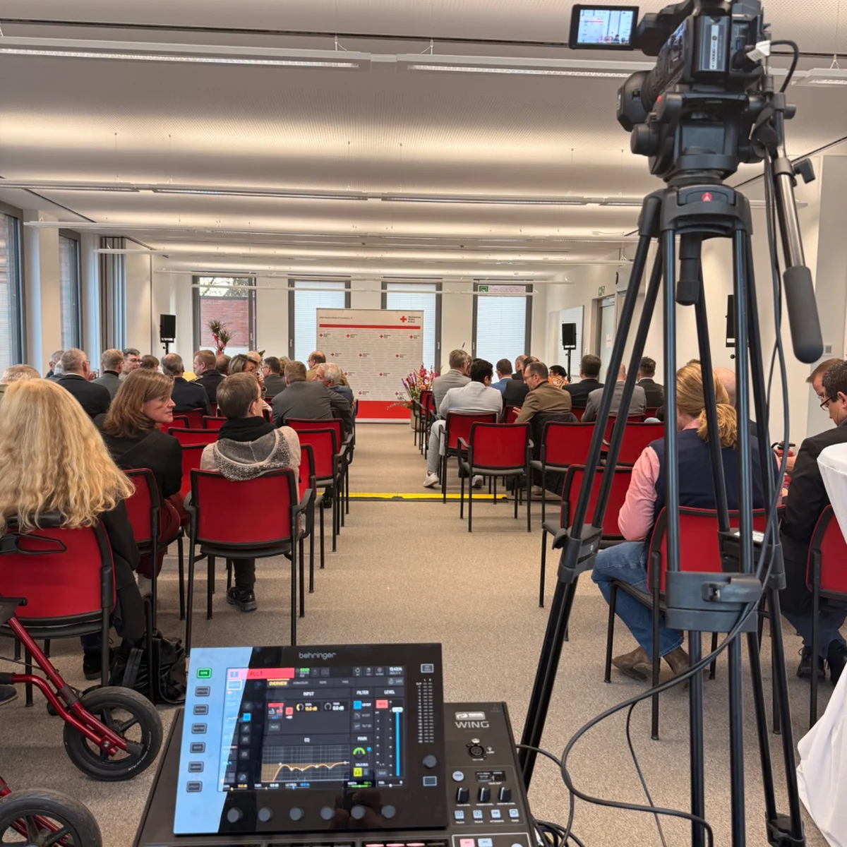 Konferenztechnik mit Kamera und Tonmischpult